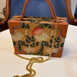Floral Patterned Women's Bag with Gold Chain